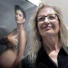 Annie Leibovitz ante una de sus fotografías más polémicas,  la de la actriz Demi Moore desnuda y embarazada en 1991.