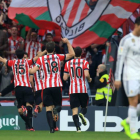 El delantero del Athletic de Bilbao, Aritz Aduriz, recibe la felicitación de sus compañeros tras marcar el gol que daría la victoria al Athletic.