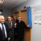 El regidor de Folgoso, Manuel Otero, y el subdelegado del Gobierno, descubriendo la placa.
