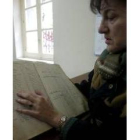 Una sobrina de Manuel revisa el archivo del cementerio
