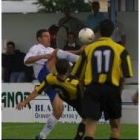Jarero trata de llevarse un balón rodeado de jugadores contrarios