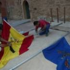 En Toral de los Guzmanes ya ondea la bandera de España con el crespón negro en señal de luto oficial