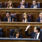 Mariano Rajoy agradece el apoyo de su grupo parlamentario tras su discurso del 27 de octubre.