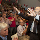 Rubalcaba saluda durante el acto que los socialistas celebraron ayer en Tenerife.