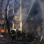 Los bomberos extinguen el fuego en un edificio residencial que fue alcanzado por bombardeos de artillería, en Kiev, Ucrania.  EFE / EPA / ROMAN PILIPEY