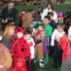 Los niños se divirtieron con sus disfraces en la fiesta organizada en el polideportivo.