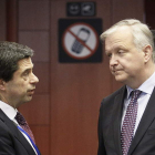 El ministro portugués de Economía, Vitor Gaspar, conversa con el comisario Olli Rehn.