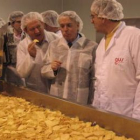 Martínez, Álvarez y Miguélez, prueban las patatas en la línea de producción.