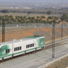 Imagen del tren laboratorio de Adif en un test a la vía en la zona se Sahagún.