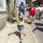 La fiesta muestra las señas de identidad de la comarca que se aprenden desde pequeño, en una jornada donde no faltan los pendones y los bailes. FERNANDO OTERO PERANDONES