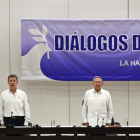 De izquierda a derecha, el secretario general de las Naciones Unidas, Ban Ki-moon; el presidente de Colombia, Juan Manuel Santos; el presidente de Cuba, Raúl Castro y el delegado de las FARC en Cuba, Rodrigo Londoño Echeverri, alias "Timochenko".