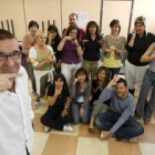 Fernando Javier García posa con las personas en paro dibujando su nombre con un gesto en LSE