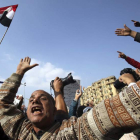 Egipcios se manifiestan en la cariota plaza Tahrir.