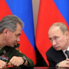 Putin (derecha) habla con el ministro ruso de Defensa, tras visitar una academia militar en Ryazan, a 100 km al sureste de Moscú, este miércoles.