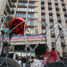 Manifestantes prorrusos participan en una protesta junto a un edificio ocupado.