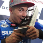 Maverick Viñales muerde el trofeo de Silverstone 'a lo Rafa Nadal'.