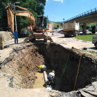 Los operarios tuvieron que abrir un foso de más de tres metros parra reparar la avería. CEBRONES