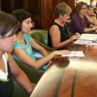 Evelia Fernández, en el centro, presentó el programa del verano para las bibliotecas.