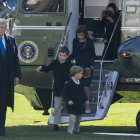 Trump baja del helicóptero presidencial en el helipuerto de la Casa Blanca con sus nietos. CHRIS KLEPONIS