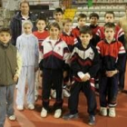 Los recogepelotas, niños de las escuelas, visitaron ayer tarde la pista