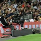Cámara de televisión durante la retransmisión de un partido de fútbol.