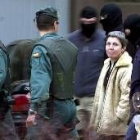 La esposa de uno de los tres detenidos en Francia, es custodiada tras su arresto ayer en Urretxu