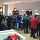 Los vecinos disfrutaron de la cafetería del nuevo centro cívico.