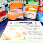 Cajas de paracetamol e ibuprofeno en una farmacia de León, con los indicativos de la recomendación de receta.FERNANDO OTERO
