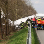 Los servicios de emergencia tratan de socorrer a las víctimas del accidente de una avioneta que se estrelló contra una autopista en Alemania.