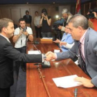 Riesco y Álvarez se saludaron con cara de circunstancias en la investidura del 11 de junio.
