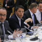 Cena de jefes de Estado y de Gobierno de la UE, con Hollande (izquierda), junto a Renzi (a su izquierda) y Cameron (segundo por la derecha), esta noche.