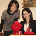 Susana Pérez, hija del fundador y actual responsable de la casa, junto a Eva Pertejo, encargada de la tienda en León.