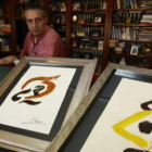 Adolfo Alonso Ares con los dos garabatos inéditos de Victoriano Crémer.