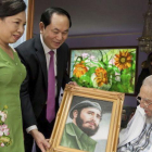 Fidel Castro con el presidente vietnamita, Tran Dai Quang, y su esposa, Nguyen Thi Hien, el pasado 15 de noviembre.