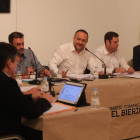 Un momento de la sesión celebrada ayer en las instalaciones de Caja España en Ponferrada. L. DE LA MATA