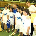 Marquinho con el equipo de Cistierna, campeón de fútbol sala femenino de Castilla y León