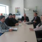 Los asistentes a la reunión de seguimiento del centro sociosanitario celebrada ayer en Villablino