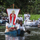 Procesión religiosa en el río Caraparu, en Santa Isabel do Para, en la selva amazónica.