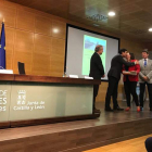 La directora del Valle de Laciana recoge el premio de manos de Fernández Carriedo. DL