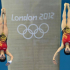 Las chinas Chen Ruolin y  Wang Hao en la prueba de trampolín femenino de 10 metros sincronizados.