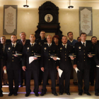 Los siete policías locales posan con los diplomas recibidos de la alcaldesa.