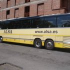 Uno de los autobuses de transporte regular de viajeros que ayer partió de Villablino.