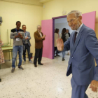 Carballo, ayer, votando a primera hora. L. DE LA MATA