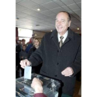 El presidente francés, Jaques Chirac, mientras ejerce su derecho al voto