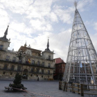 La plaza Mayor escenificará el encendido de las luces de Navidad en León. RAMIRO