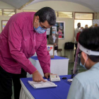 Maduro vota ayer en Caracas. RAYNER PEÑA