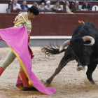 David Mora da un pase con el capote a su segundo toro.