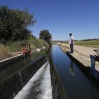 El ‘pico de pato’ del Canal de Villares que distribuye el agua hacia la acequia sin uso