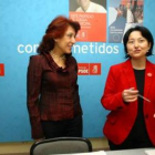 Victorina Alonso y Ángela Marqués antes de la rueda de prensa de ayer
