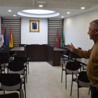 El alcalde Ángel Valencia muestra el salón de plenos. MEDINA